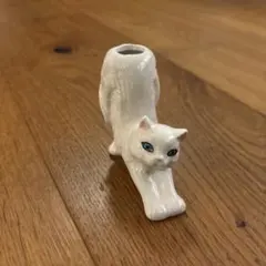 白ネコの一輪挿し