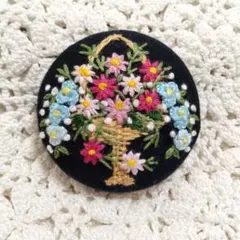 ハンドメイド刺繍ブローチ