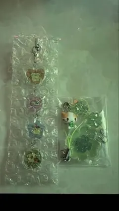 サンリオ シークレットおはじきシール風アクセサリー、クローバーストラップ