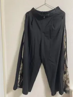 axes femme黒のスカーフ柄パンツ