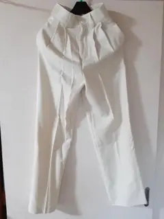 ホワイト プリーツカジュアルパンツ　XSサイズ　クリーム色レディースパンツ