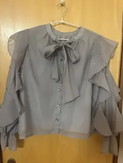 ems excite フリル付きシアーブラウス グレー リボン　透け感あり
