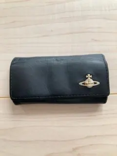 ヴィヴィアンウエストウッド　黒のレザーキーケース 金色ロゴ付き