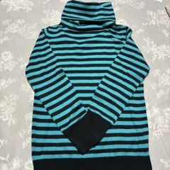 タートルネックセーター 黒とターコイズのストライプ