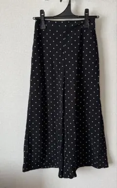 GU【ジーユー】黒と白の水玉模様 ガウチョパンツ