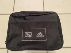 adidas メッシュパネル付き黒バッグ