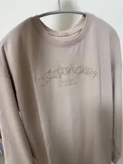 NICE CLAUP 刺繍ロゴ ベージュ 長袖スウェットのサムネイル