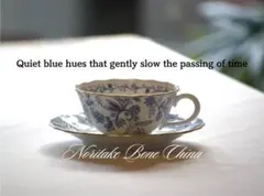 青い花々と金彩の縁取り。ボーンチャイナの優雅な一客。カップアンドソサー。