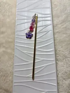 金色のビーズ付きかんざし 紫色の花