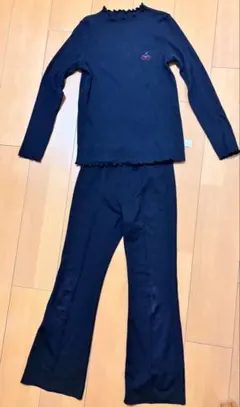 150サイズ　黒の長袖シャツ・白のショート丈Tシャツ　おまけでパンツ付き