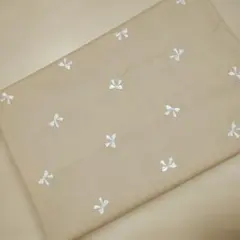 ベージュ地 ホワイトリボン刺繍生地