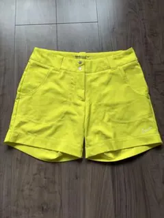 美品 NIKE GOLF レディース ショートパンツ イエロー2サイズのサムネイル