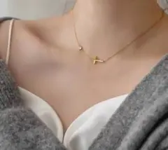 クロスモチーフ ワンポイント　ゴールドネックレス　ステンレススチール