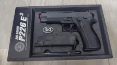 SIG SAUER P226 E2本体 ライト付き マガジン4本付 - メルカリ