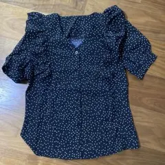 GRLフリル付き黒水玉Vネック半袖シャツ