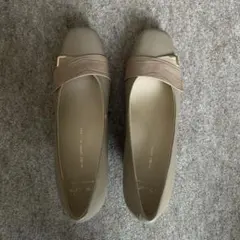 パンプス ベージュ クロコ型押し ゴールド金具のサムネイル