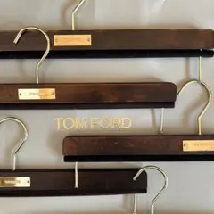 トムフォード　木製衣類ハンガー 4本セット 2026年最新】TOM FORD 衣類ハンガーの人気アイテム - メルカリ