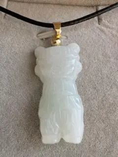 (1522）天然翡翠Ａジェット　ハンドメイド彫刻ペンダントトップ 革紐付き