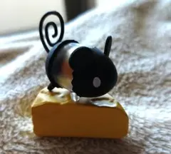 黒いネズミのチーズ乗りカプセルトイ