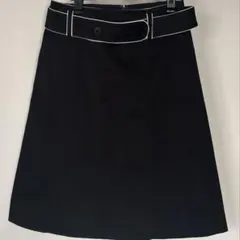 黒のベルト付きタイトスカート