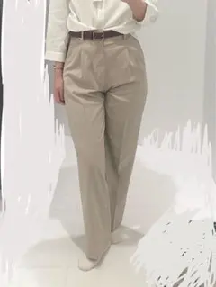 UNIQLOベージュ クロップドスラックス