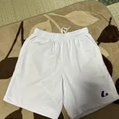 ホワイトハーフパンツ Lのロゴ付き