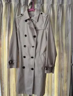 ベージュ ダブルブレスト トレンチコート