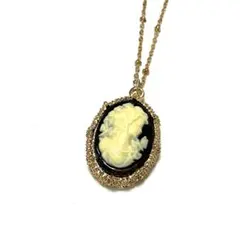 N090 カメオ風 黒 クリームイエロー 女性 ペンダント ネックレス ゴールド