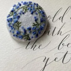 青い小花のリースの手刺繍ブローチ　はらぺこ*あおむしハンドメイド