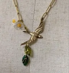 つばめとコットンパール・葉っぱのネックレス（ゴールド）