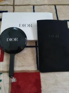 Dior ロゴ入りミラーと専用ケース