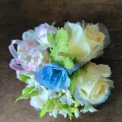 青と黄色の花のコサージュ