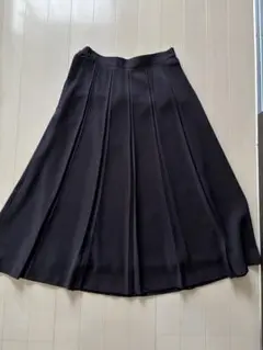 黒のプリーツロングスカート