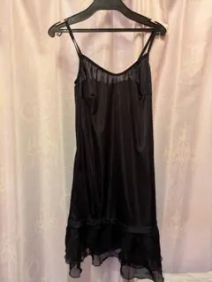 フリル付き黒キャミソール
