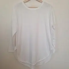 アースミュージック&エコロジー　白オフホワイト 長袖ラウンドネックカットソー