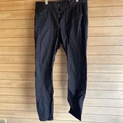 S228.10 アタッチメントスリムフィット黒パンツ ボタンフライ