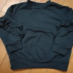 袖フリル付き黒トレーナー　100cm