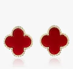 赤いクローバー型スタッドピアス