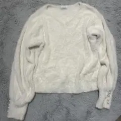 ホワイト Vネック セーター パール付き