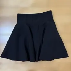 黒のフレアミニスカート