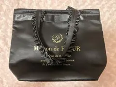 メゾンドフルール ブランドロゴフリルハンドルトートMバッグ　黒