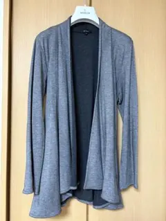 グレーのウエストリボン付き長袖カーディガン