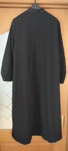 リボン付きブラックロングワンピース　ブローチ付