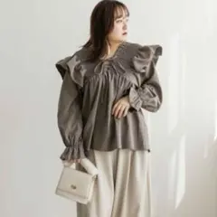 フリル付きグレー長袖ブラウスのサムネイル