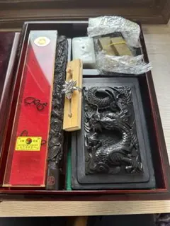 書道用具 筆墨函 硯 墨 文鎮伝統工芸木目調の箱螺鈿細工風の装飾龍が彫