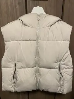 ZARA ダウンベスト ベージュのサムネイル