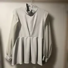 ライトグレー ハイネックシャツとパンツセット