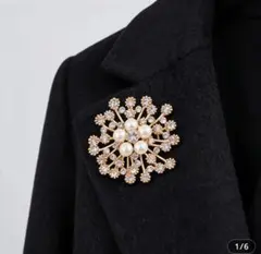 エレガントなパールとクリスタルのブローチ