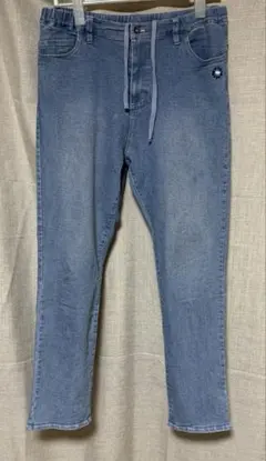 ドラッグストアーズワンポイント刺繍付 ストレッチデニムパンツ薄手春夏向きのサムネイル