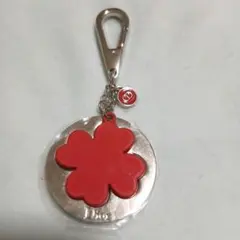 Dior　花型レッド(クロバー型)　　少しモダンなキーホルダー　キーリング